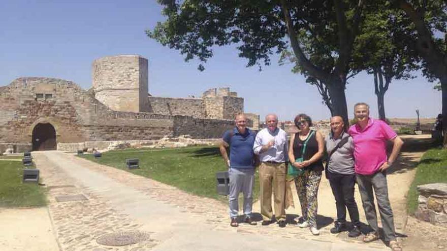 Paz Villamor y José María Pérez (derecha) con los profesores italianos.