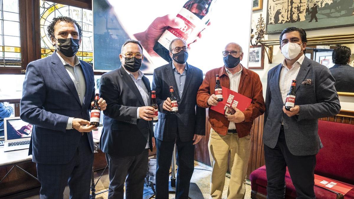 De izquierda a derecha, Enrique Torguet, director de comunicación, patrocinio y RRII de Cervezas Ambar; José Luis Yzuel, Presidente de la Confederación Empresarial de Hostelería de España; Chema Lasheras, Presidente de Horeca; José María Marteles, Presidente de la Asociación de Cafés y Bares de Zaragoza y Provincia; Jesús Laboreo, portavoz de la Asociación de Cafés y Bares de Zaragoza y Provincia