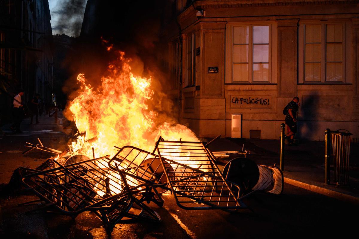Los disturbios se extienden por Francia en la cuarta noche de protestas. Los manifestantes se enfrentan con la policía antidisturbios  en Lyon.