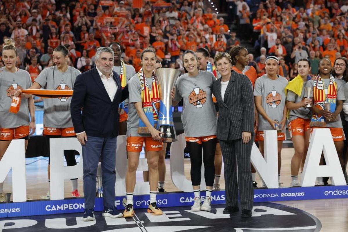 Casas, al costat d'Oubiña, amb el títol de lliga del València d'aquesta temporada