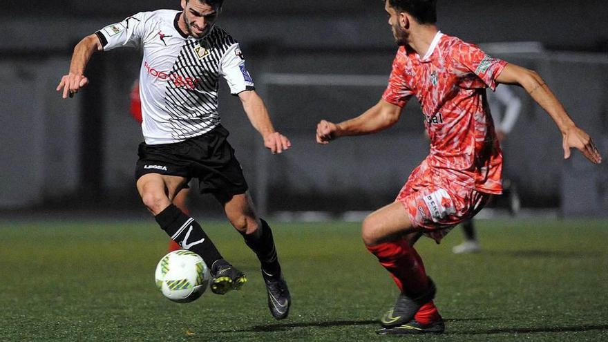 Annunziata controla el balón ante un jugador del Guijuelo en el duelo de la primera vuelta.