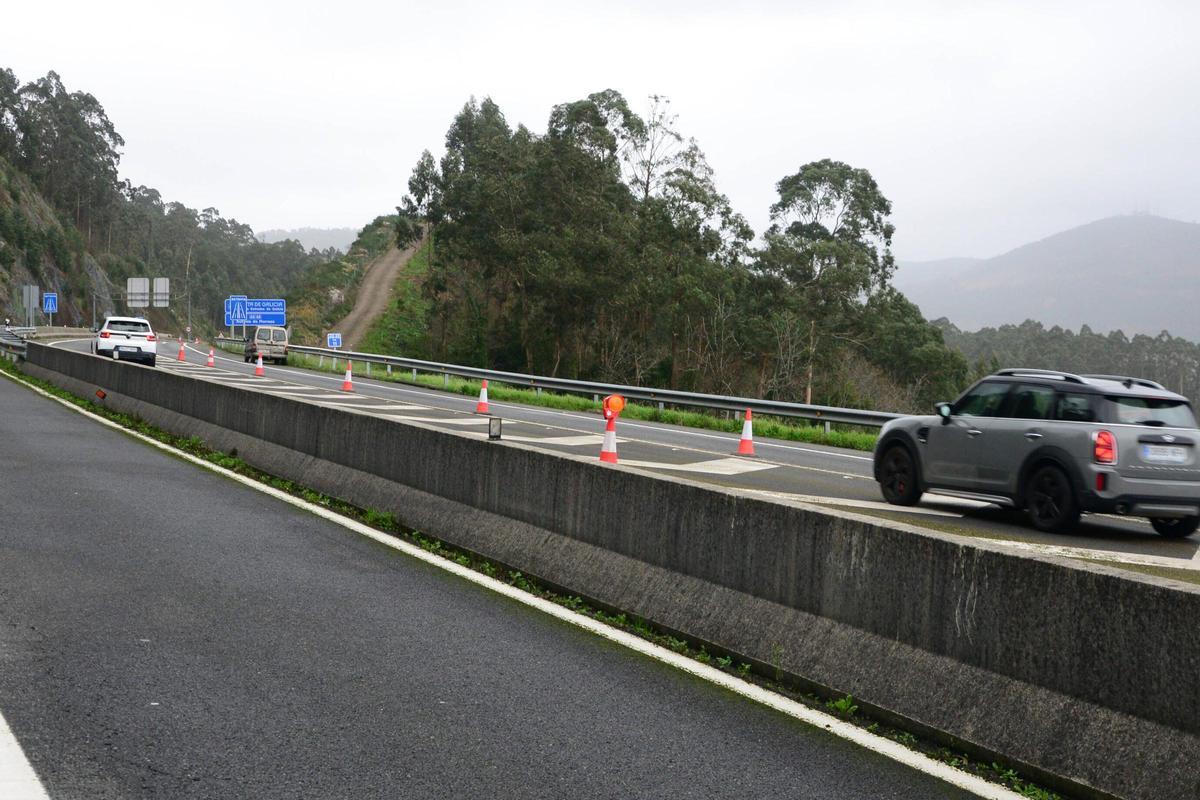 Carril cortado en la autovía, en la incorporación desde cangas en sentido a Rande.