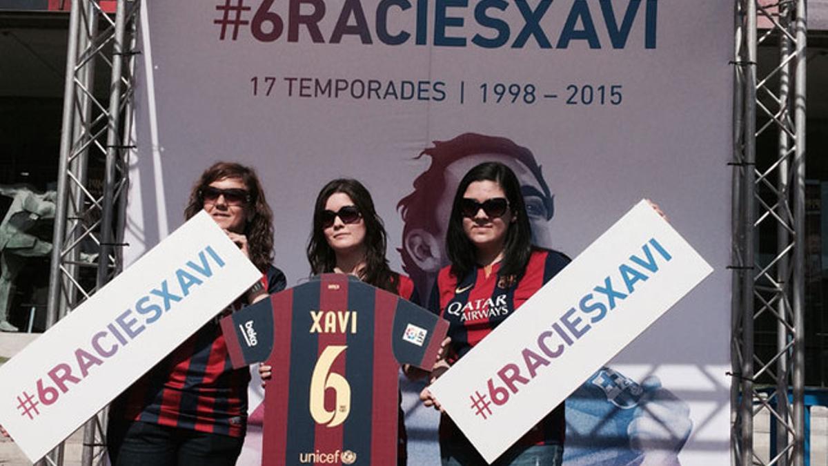 Aficionados se fotografían en el photocall de Xavi