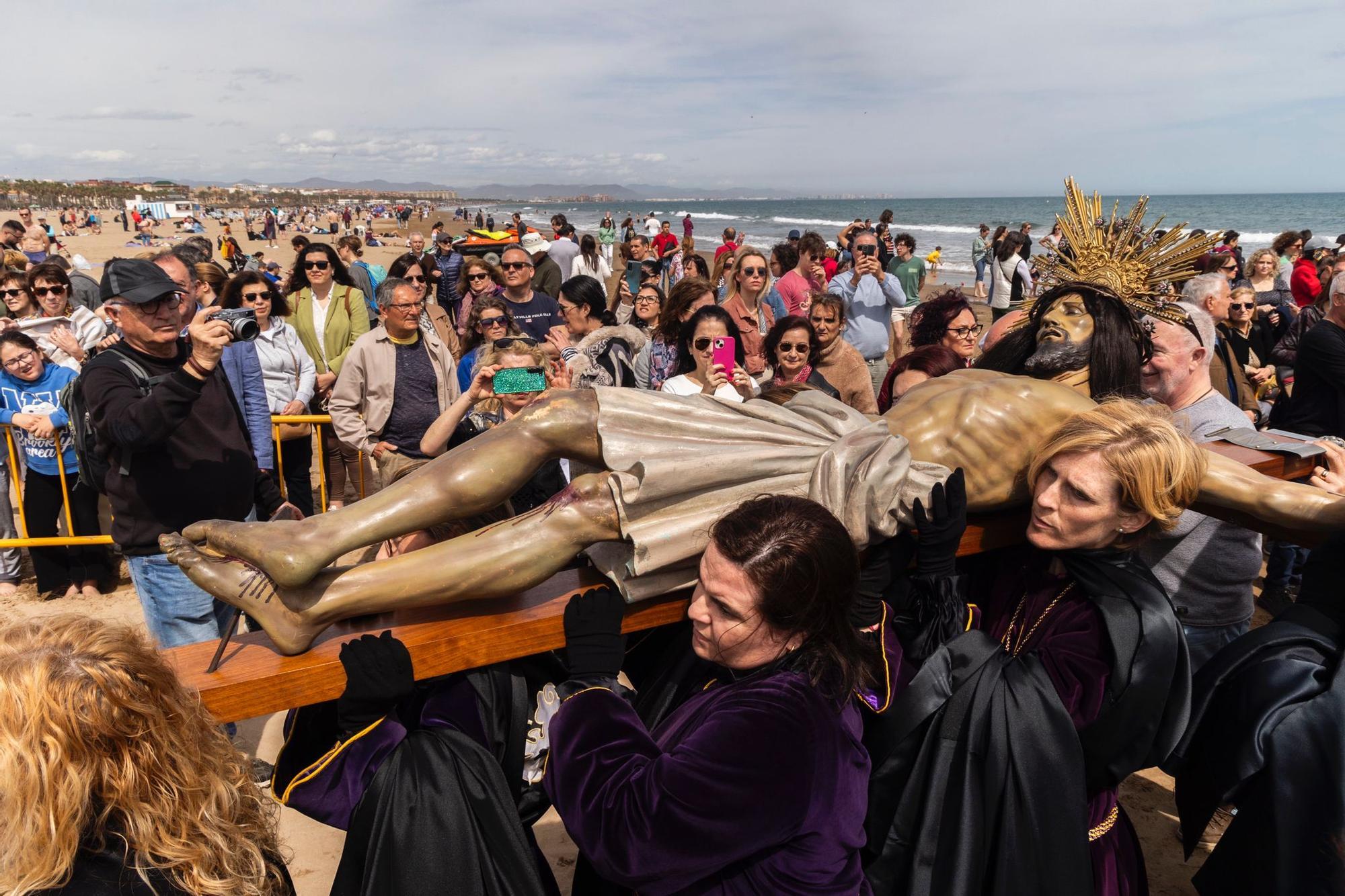 El Viernes Santo del Marítim amanece con el encuentro de los Cristos