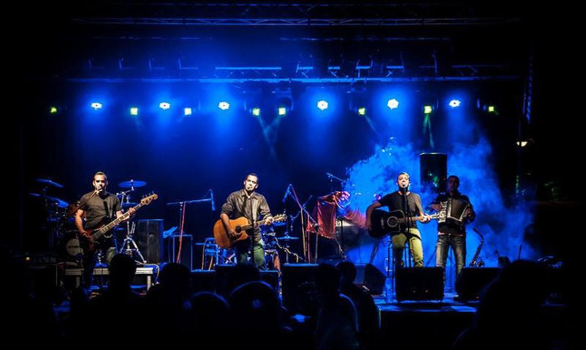 La banda S’Temple Bar en una de les seves actuacions. La banda S’Temple Bar en una de les seves actuacions.