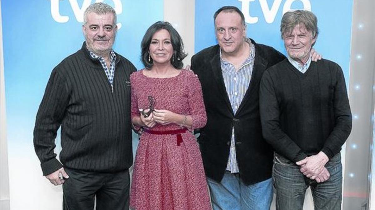 Isabel Gemio, con los humoristas Millán Salcedo, Fernando Albizu y Eloy Arenas, en la presentación del 'show'.