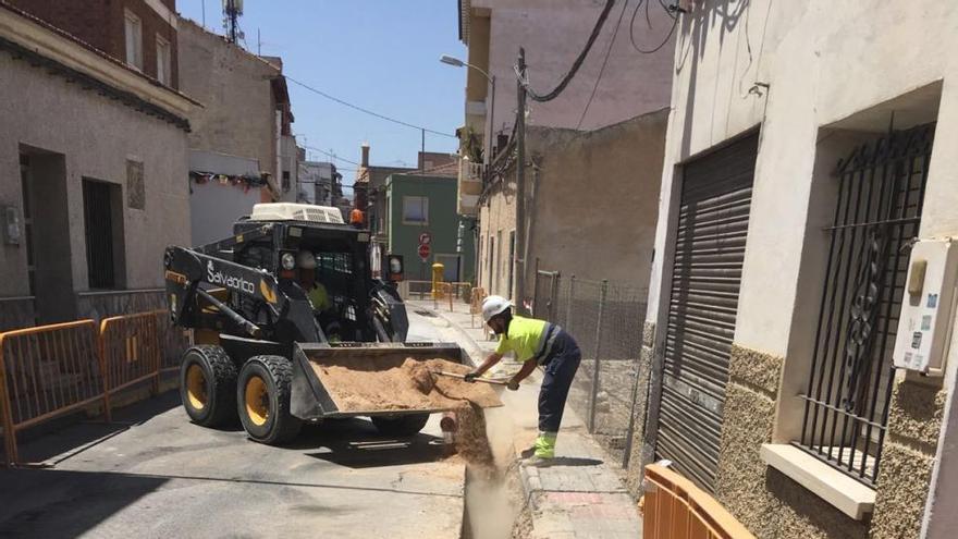 Catral ejecuta obras de renovación de la red de agua potable en la calle Santa Águeda