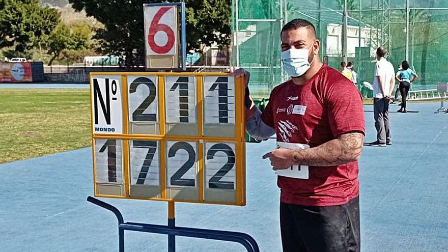 Kim López posa con el marcador que indica su record NH. | LEVANTE-EMV