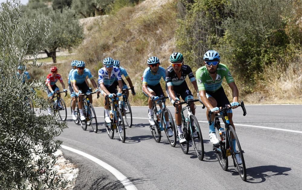 El ciclista colombiano del Movistar se adjudica en solitario la segunda etapa tras escaparse a tres kilómetros de la meta situada en la avenida de los Ejércitos