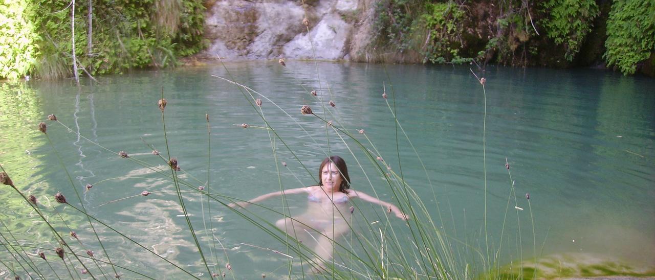 Una bañista en El Salt de Xixona, en una imagen de archivo