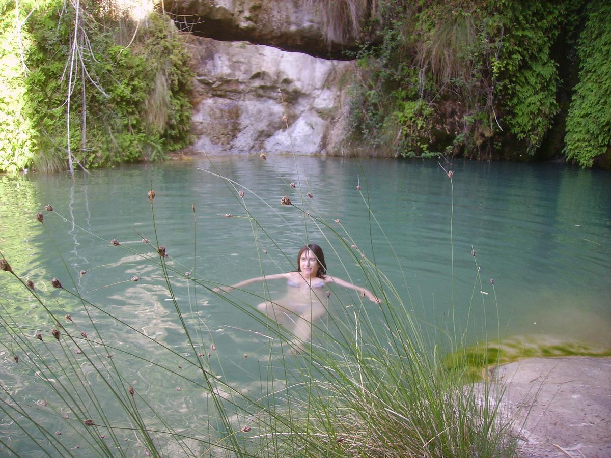 Una bañista en El Salt de Xixona, en una imagen de archivo