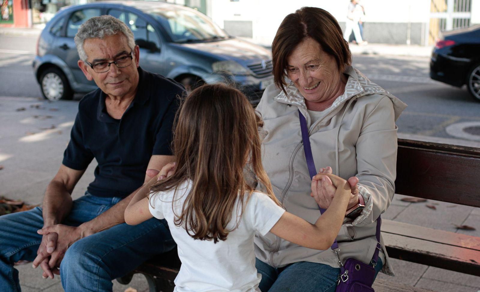 Una niña juega con su abuela en la calle. | Adrián Irago