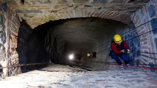 Descenso a los pozos más desconocidos de la Alcazaba y Gibralfaro