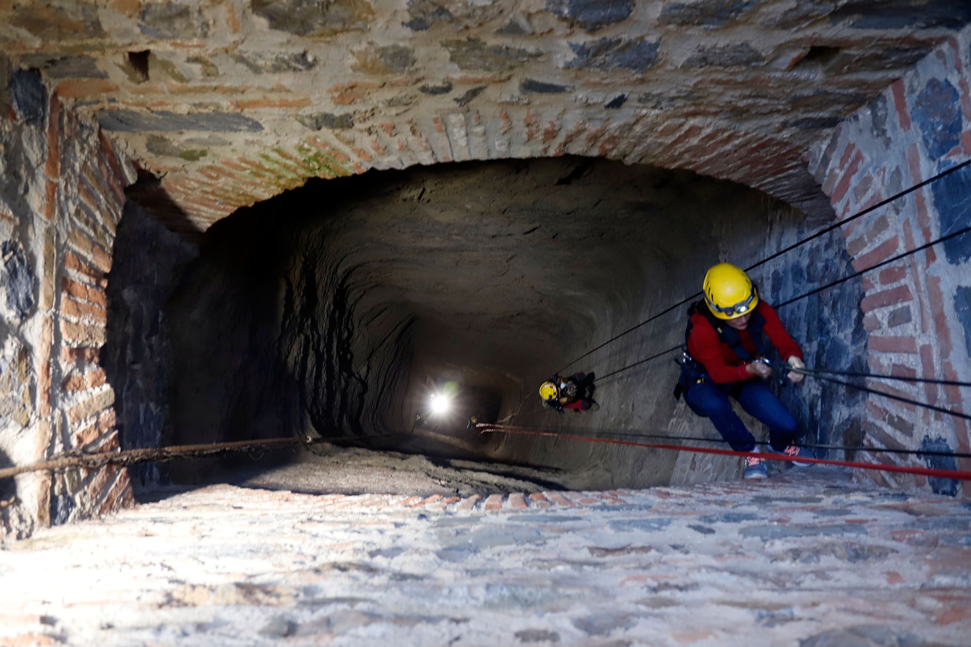 Los bomberos inspeccionan dos pozos en la Alcazaba y Gibralfaro. Foto: Álex Zea