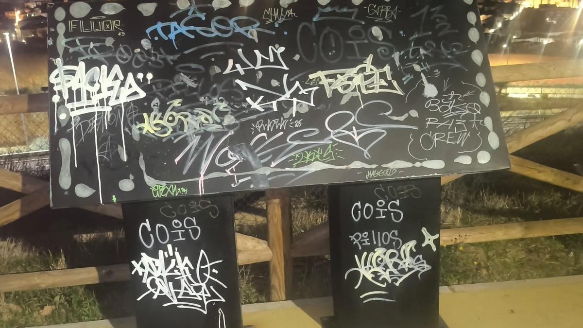 Uno de los paneles informativos del mirador, totalmente destrozado.