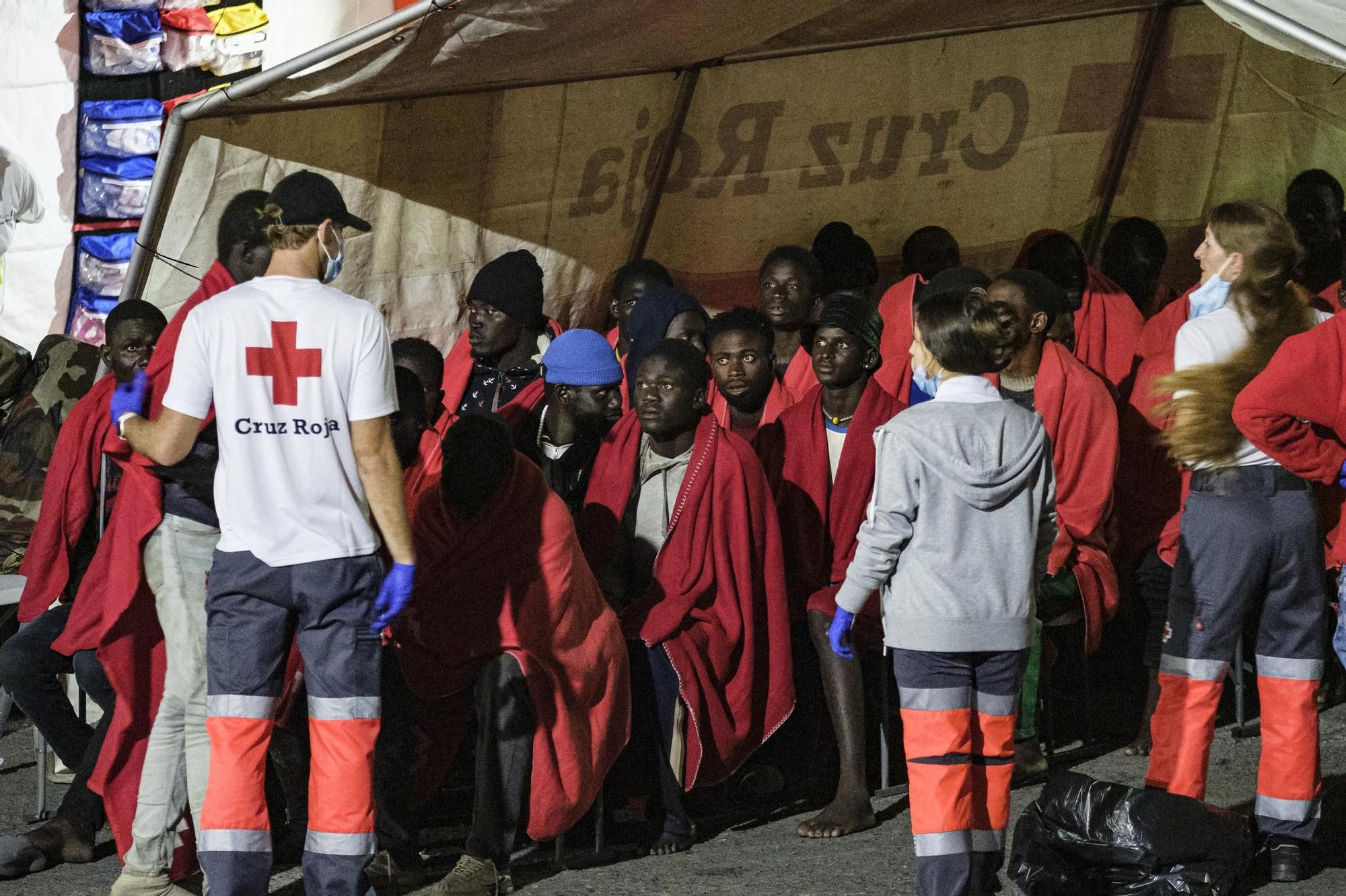 Salvamento Marítimo rescata una patera con unos 80 migrantes al norte de Gran Canaria