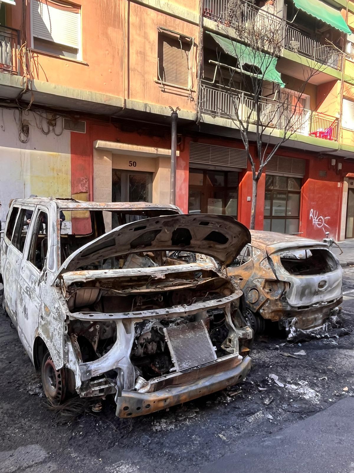 Un incendiario siembra el caos en Patraix al quemar 18 contenedores y más de una treintena de vehículos