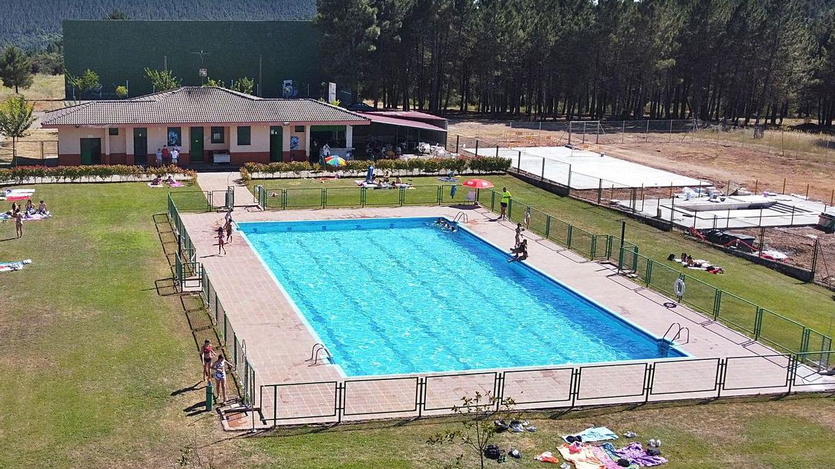 La piscina de Alcañices, abierta ayer, en el primer día de la temporada de baño de 2021. | Chany Sebastián