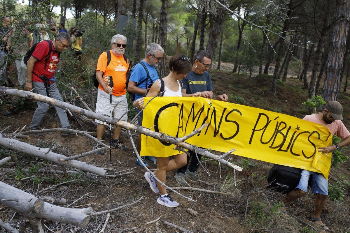 Els activistes han demanat la reobertura del camí de ronda al seu pas per Can Juncadella