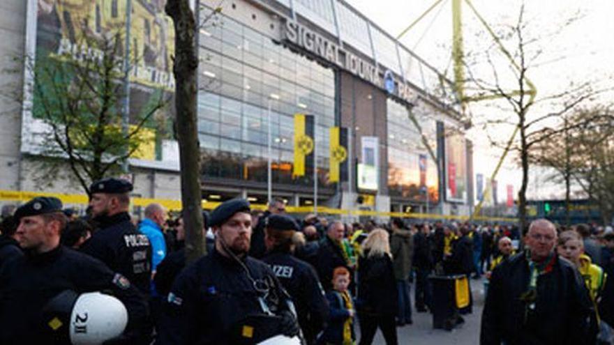 Tres explosiones golpean al autobús del Borussia Dortmund cuando iba al estadio