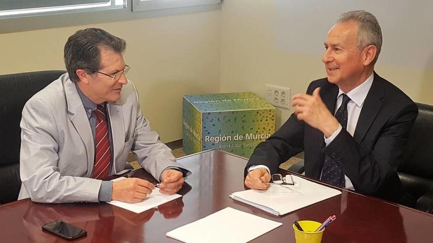 El consejero Francisco Jódar (i) durante su encuentro de ayer con Miguel Ángel Ródenas.