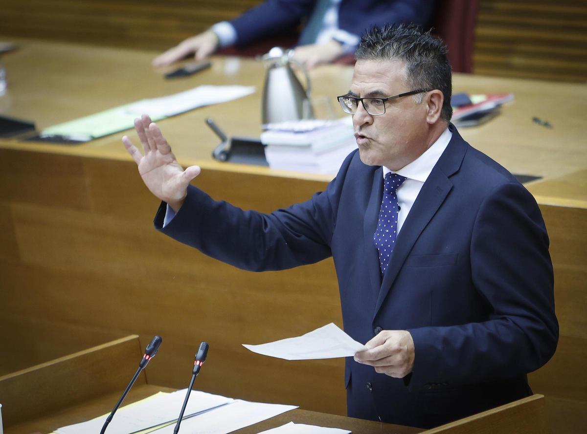 El portavoz de Infraestructuras y Transportes del Grupo Popular en Les Corts, Joserra González de Zárate, interviene en Les Corts.