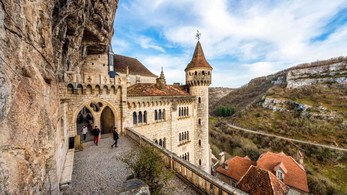 Cientos de escaleras esperan al viajero que quiera llegar hasta este imponente castillo