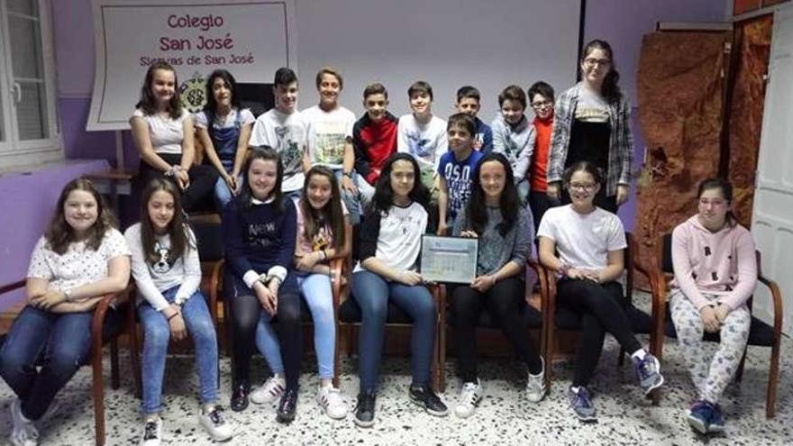 Los alumnos de 6º de Primaria con el diploma del premio otorgado por el CSIC.