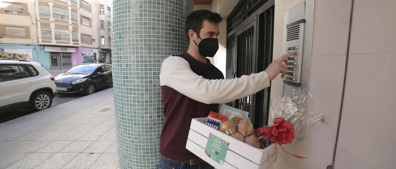 Entrega en pandemia de una compra a través de la red Cistella en Castelló.