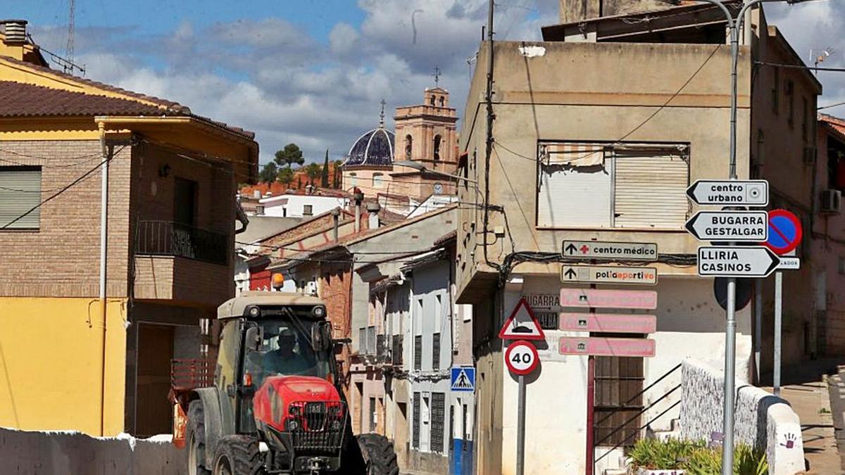 Un tractor circulando por las calles de Pedralba en una foto de archivo.  | F.CALABUIG