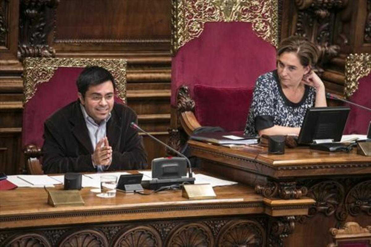 La alcaldesa, Ada Colau, observa al primer teniente de alcalde de Economía, Gerardo Pisarello, en un pleno. La alcaldesa, Ada Colau, observa al primer teniente de alcalde de Economía, Gerardo Pisarello, en un pleno.
