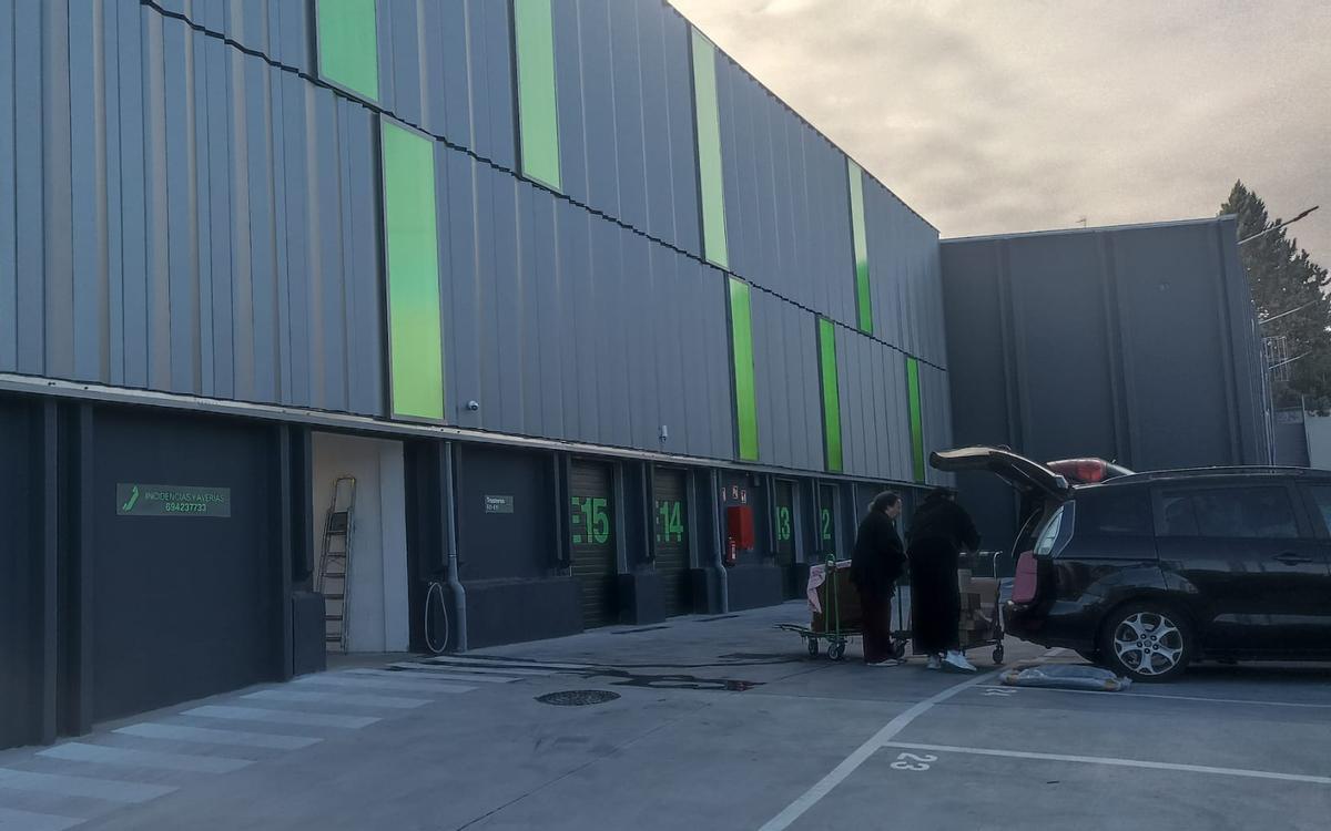 Una familia descarga enseres de una furgoneta para meterlos en el trastero que tienen alquilado en Cityo, en Alcobendas