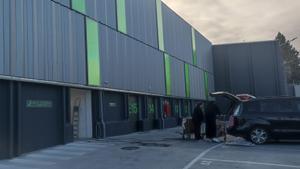 Una familia descarga enseres de una furgoneta para meterlos en el trastero que tienen alquilado en Cityo, en Alcobendas