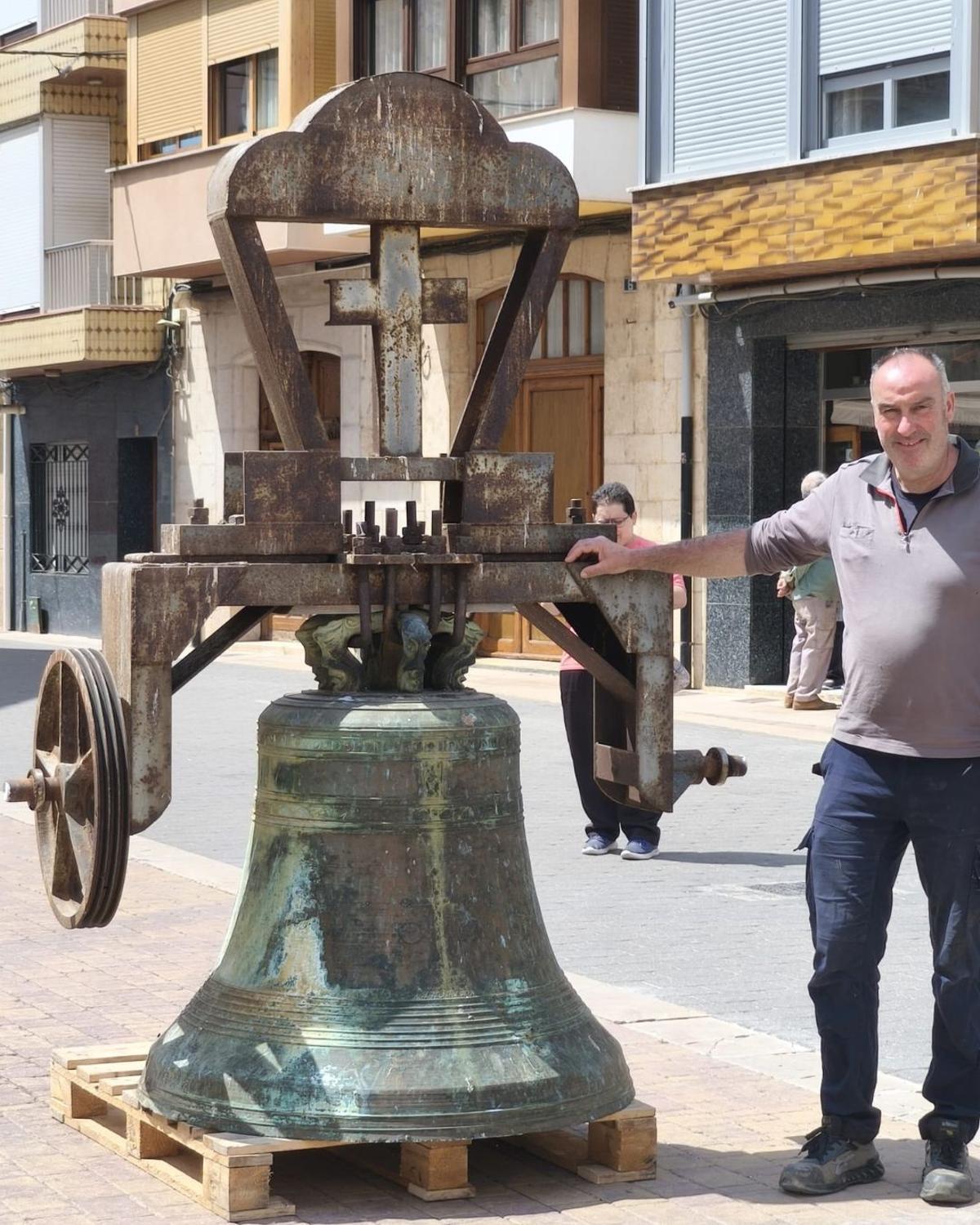 Así ha sido la retirada de la campanas en una iglesia de Castellón
