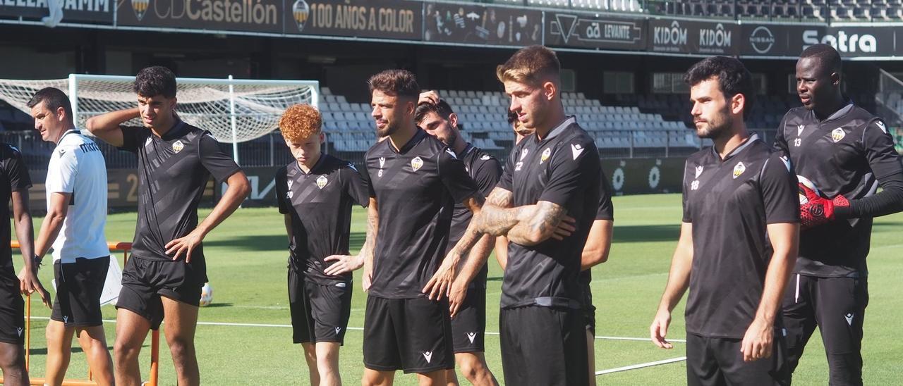 Los jugadores del Castellón dispuestos a estrenar el casillero de triunfos lejos de Castalia.