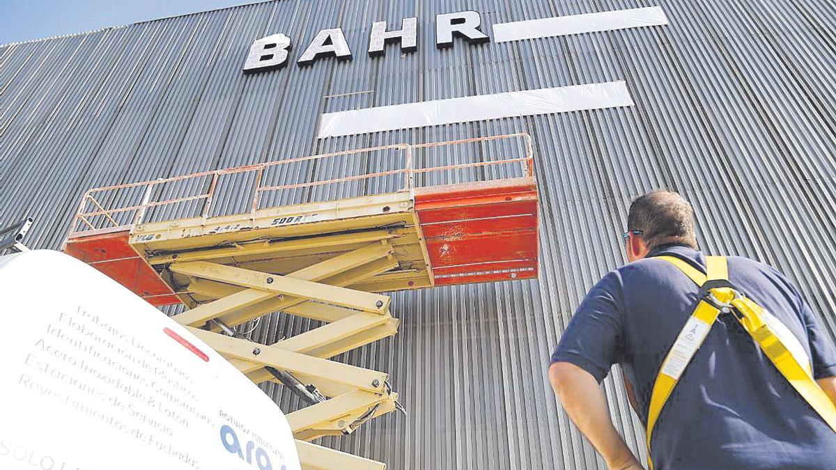 Un operario, en la instalación esta semana del rótulo Bahrain Victorious Nuevo Arcángel en el estadio.