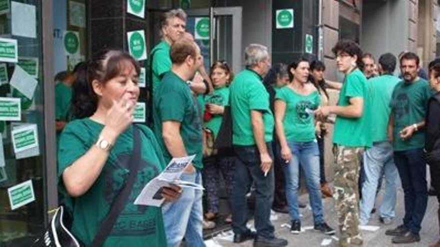 Protesta de la PAHC a l&#039;oficina de Bankia de Crist Rei per pressionar l&#039;entitat bancària