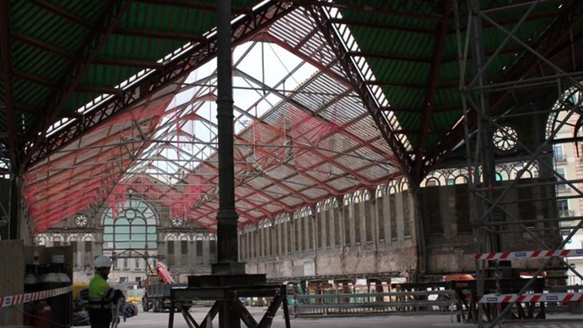 Imagen de las obras de remodelación en el interio del mercado de Sant Antoni.