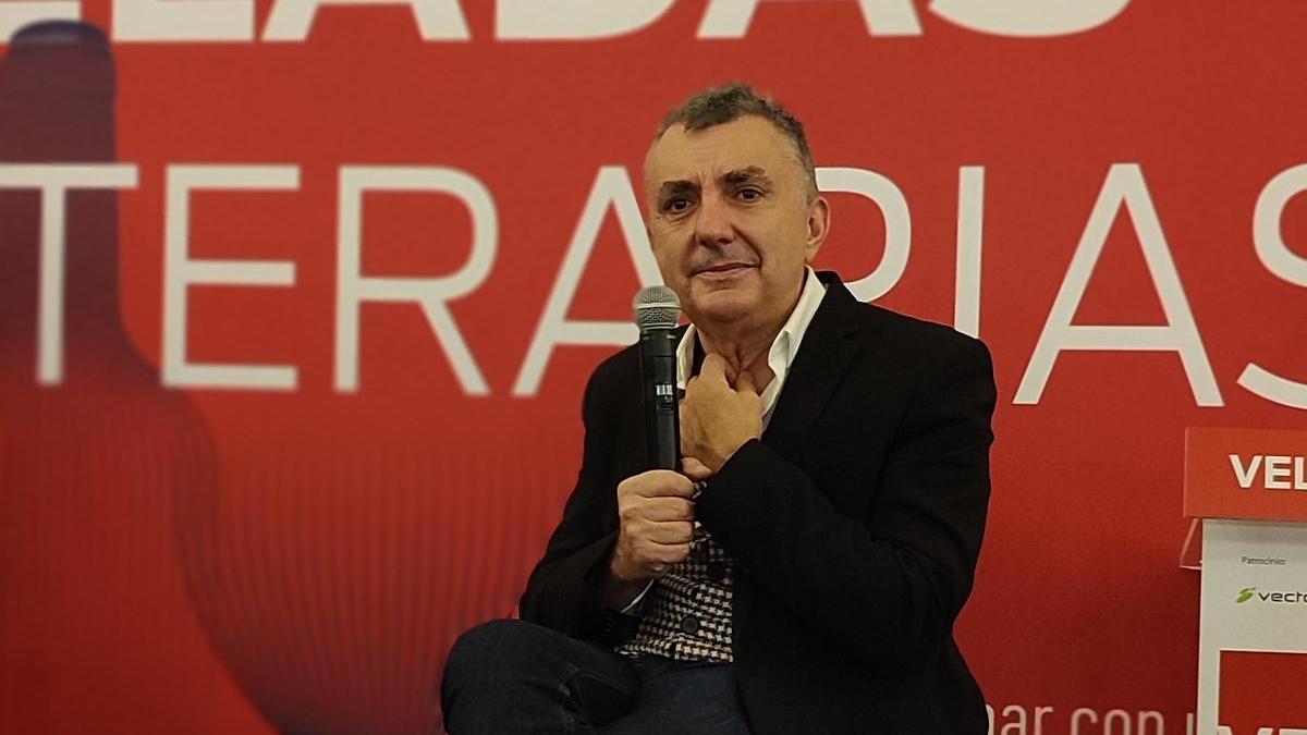 El escritor Manuel Vilas, en su primera intervención en las Veladas Literarias, en 2021.