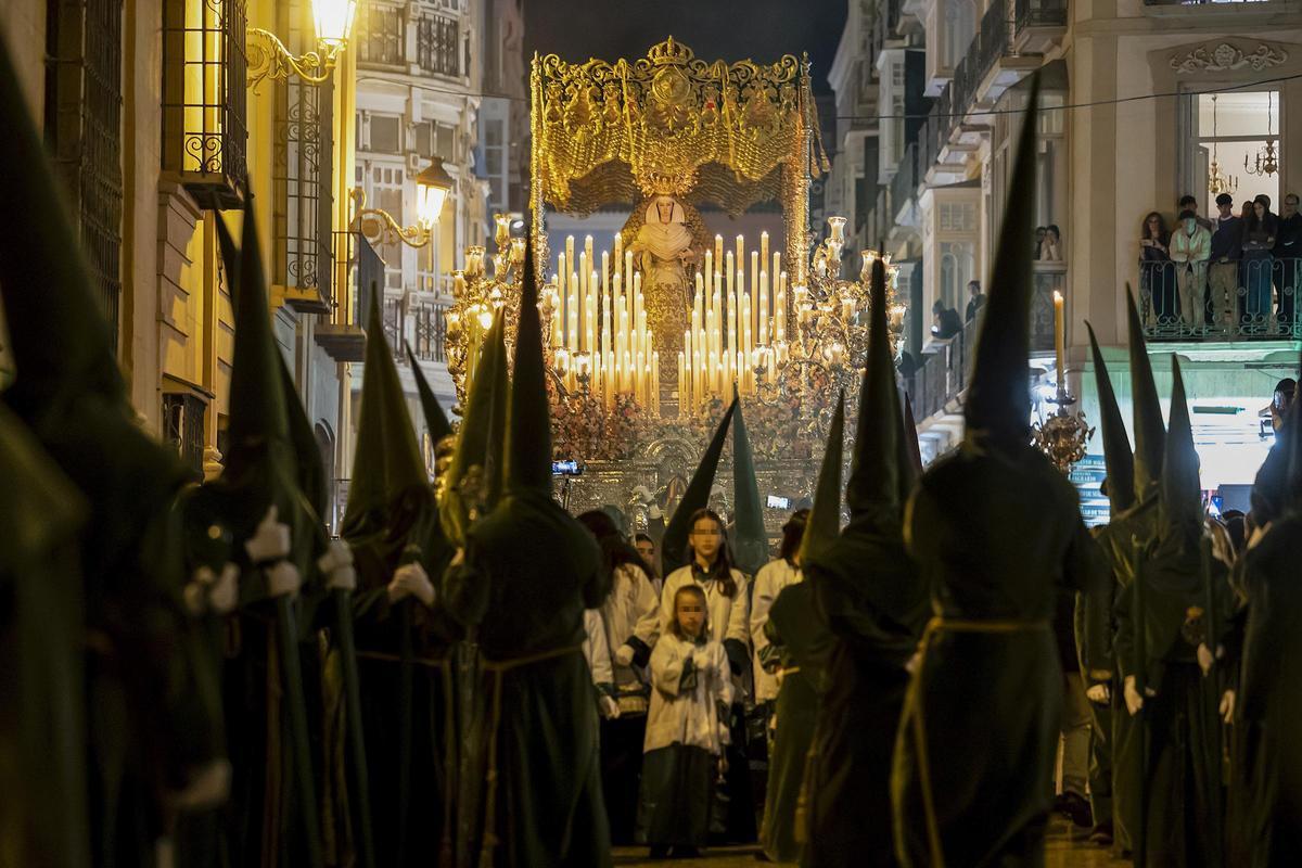 La cofradía de la Virgen de Nuestra Señora de Gracia y Esperanza durante su recorrido por las calles del centro histórico de Málaga.