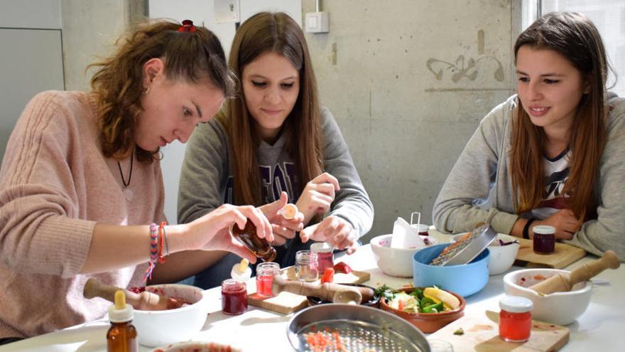 Estudiants d&#039;educació infantil experimentant amb la ciència