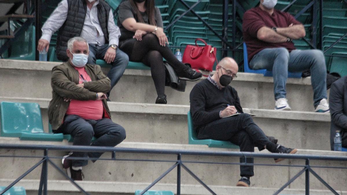 El seleccionador nacional, Jordi Ribera ( a la derecha), tomando notas durante el partido de ayer.