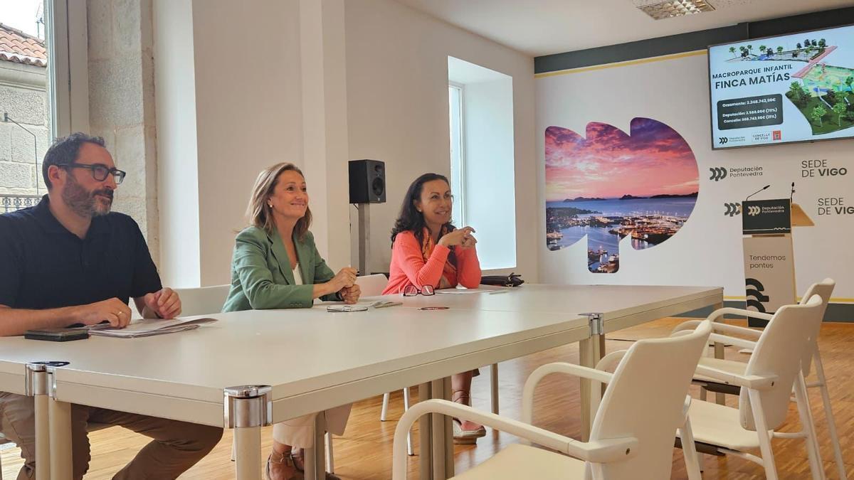 Luisa Sánchez y María Ramallo, junto a un técnico, durante la comisión.