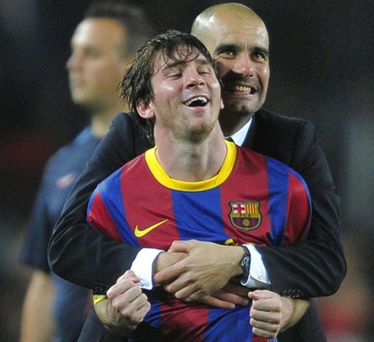 Lionel Messi abraçat pel fins ara entrenador del FC Barcelona, Pep Guardiola, celebrant el pas a la final de Londres (2011). Lionel Messi abraçat pel fins ara entrenador del FC Barcelona, Pep Guardiola, celebrant el pas a la final de Londres (2011).