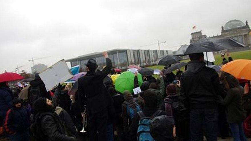 Cerca de 200 españoles se concentran en Berlín para pedir la dimisión de Rajoy