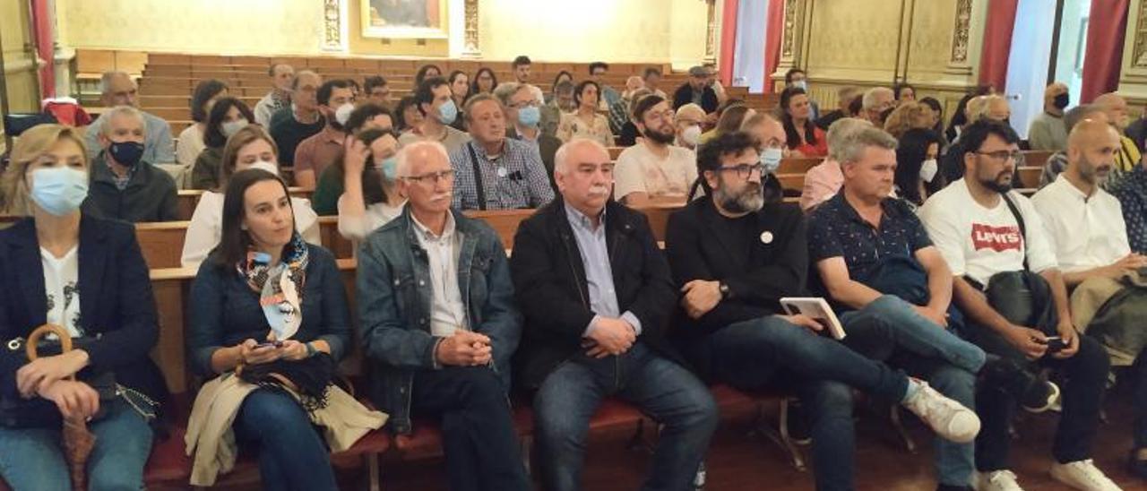 Parte del público, entre ellos representantes de Vilagarcía, ayer en el Paraninfo de la Universidad.