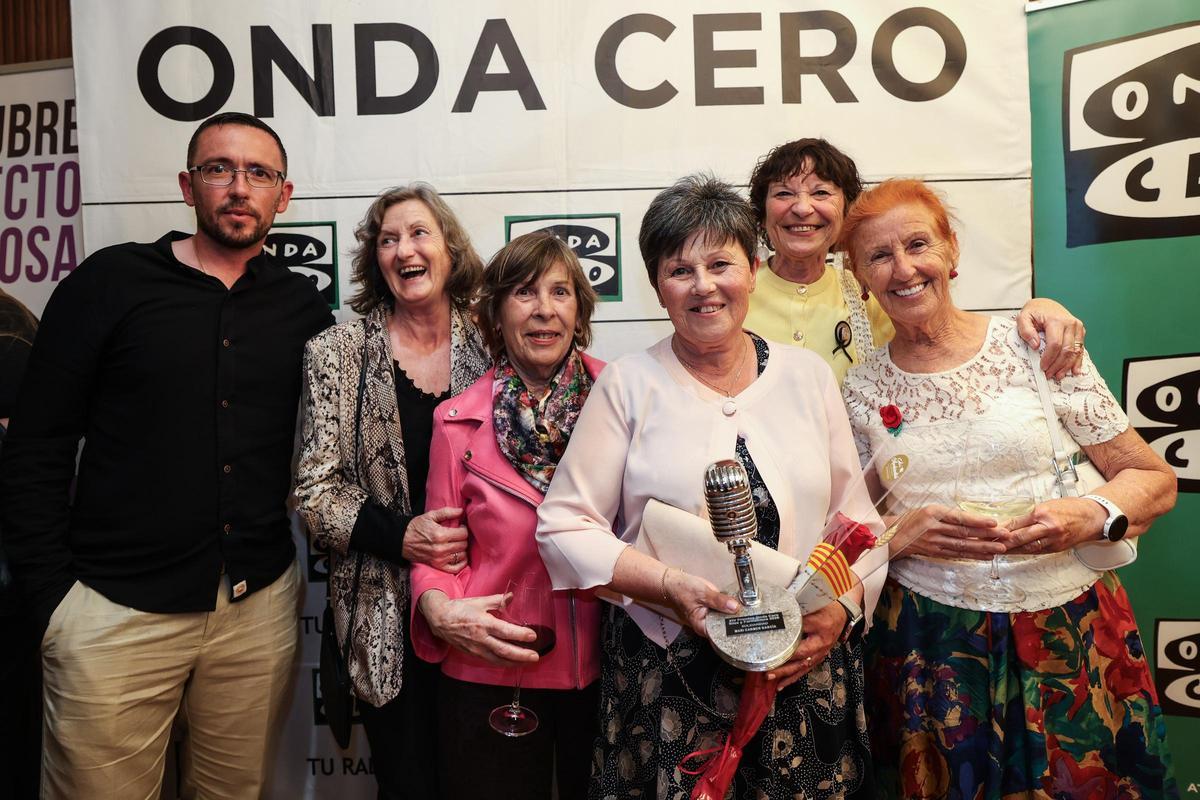 Mari Carmen García en compañia, galardonada en los Premios XIV Onda Cero, en el Teatro Pereyra.