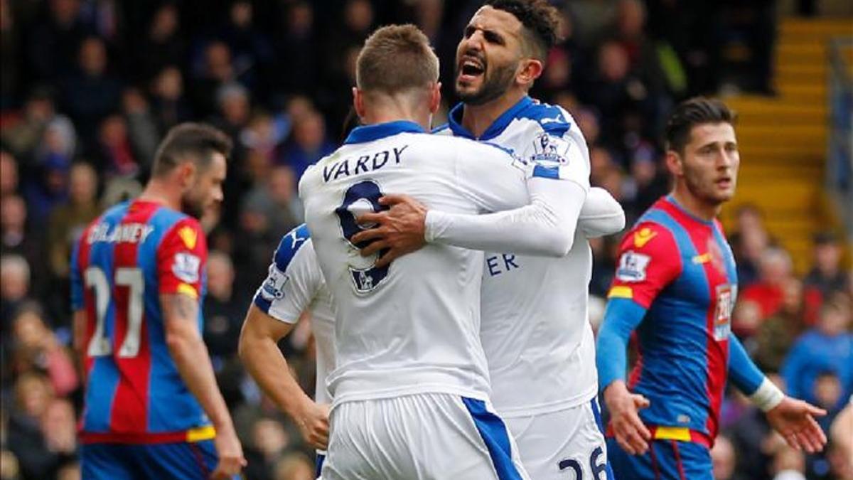 Mahrez celebra con Vardy, su asistente, el 0-1