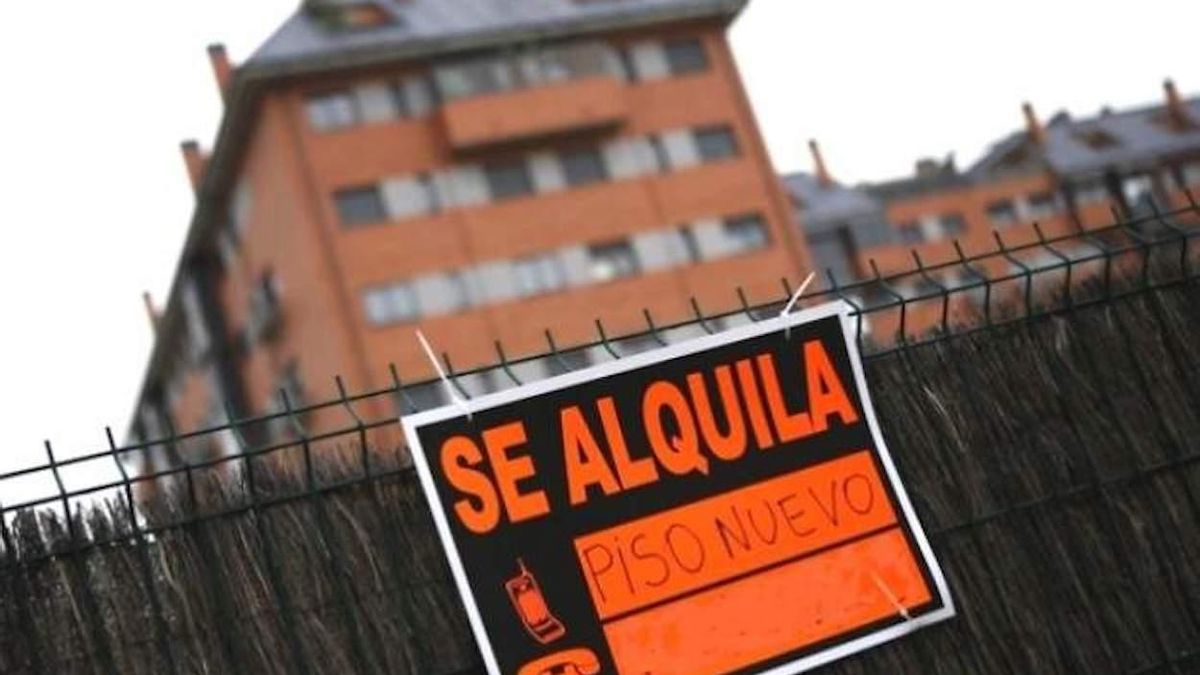 Cartel de alquiler junto a un bloque de pisos.