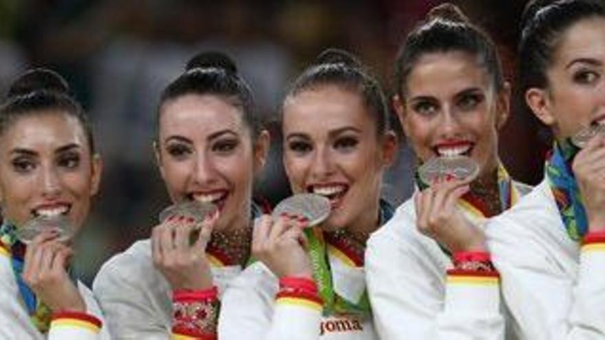 L&#039;equip espanyol mossegant la medalla de plata.